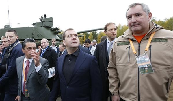 Phó Thủ tướng Nga Rogozin (đứng cuối cùng bên phải)